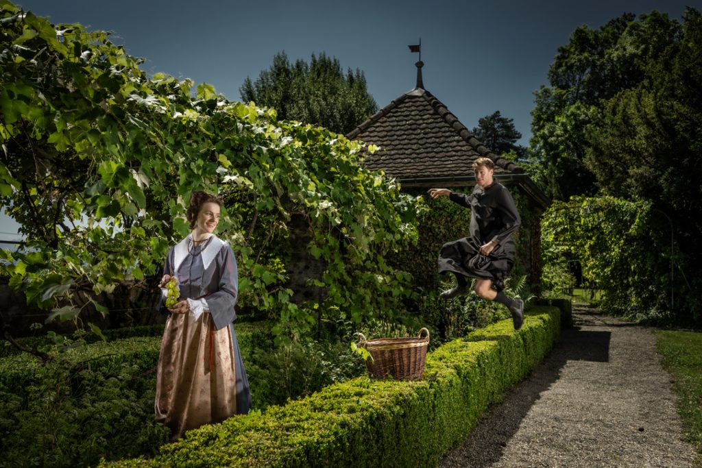 großformatiges Foto zu "Schuss von der Kanzel" im Garten des C.F. Meyer Hauses Kirchberg, Andreas Etter (Fotograf)
